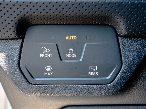 Used 2024 Volkswagen Atlas SE AWD/4WD image 22