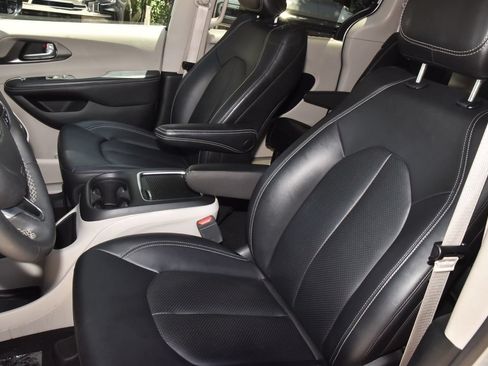 Used 2024 Chrysler Pacifica Touring-L FWD image 32