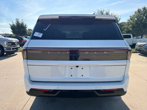 New 2026 Lincoln Navigator Premiere AWD/4WD image 6