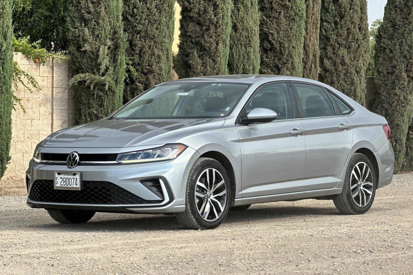 Certified 2025 Volkswagen Jetta SE FWD image 8