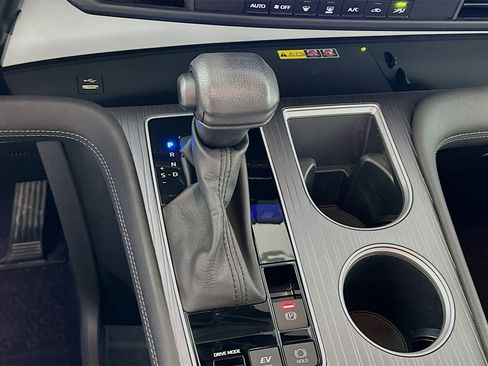 Used 2025 Toyota Sienna LE image 24