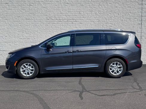 Used 2020 Chrysler Pacifica Touring-L image 8