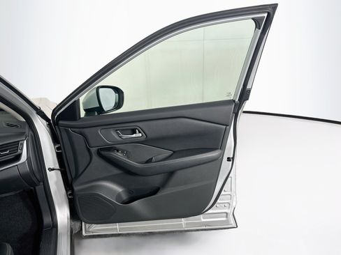 Used 2025 Nissan Rogue SV FWD image 30