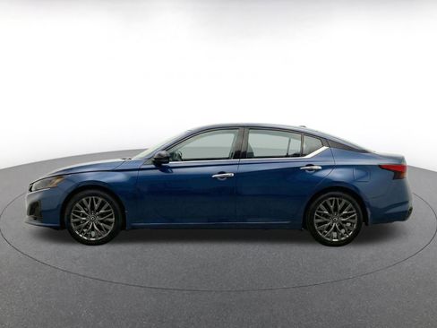 Used 2025 Nissan Altima 2.5 SV FWD image 4