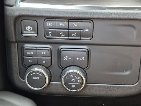 Certified 2025 Chevrolet Suburban Z71 image 34