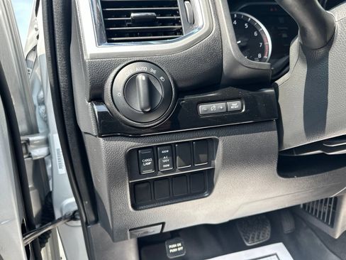 Used 2020 Nissan Titan SV w/ SV Convenience Package AWD/4WD image 18
