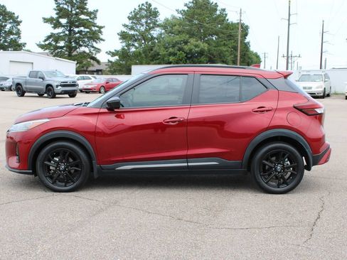 Used 2023 Nissan Kicks SR w/ SR Premium Package FWD image 3