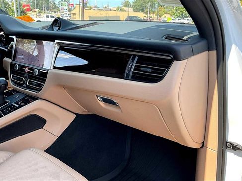 Used 2025 Porsche Macan image 35