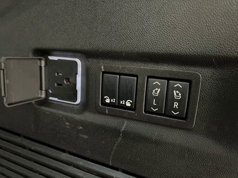 Used 2025 GMC Yukon XL Denali RWD image 39