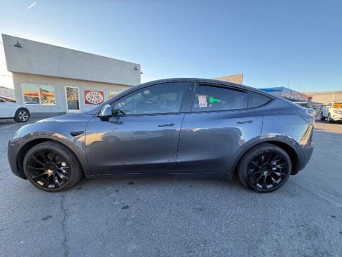 Used 2023 Tesla Model Y Long Range AWD 4dr Crossover image 6