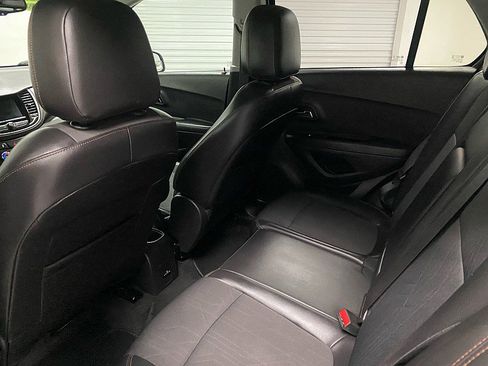 Used 2020 Chevrolet Trax LT w/ LT Convenience Package image 12