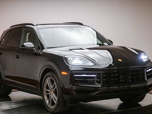 Used 2024 Porsche Cayenne AWD/4WD image 9