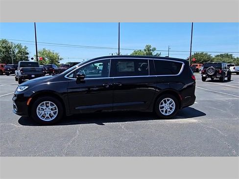 New 2026 Chrysler Pacifica Select image 21