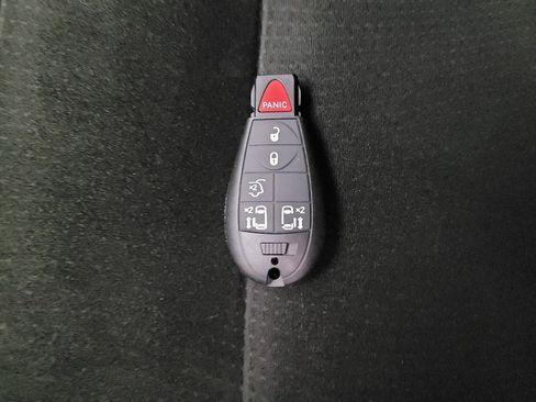 Used 2016 Dodge Grand Caravan SXT w/ Rear Park Assist Package FWD image 32