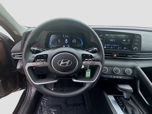 Used 2025 Hyundai Elantra SE FWD image 8