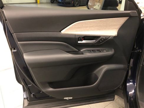 Used 2025 Toyota Grand Highlander AWD image 13