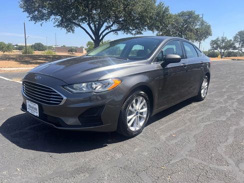 Used 2020 Ford Fusion SE image 3