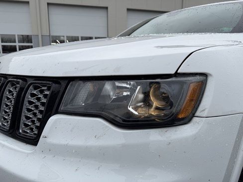 Used 2019 Jeep Grand Cherokee Altitude image 12