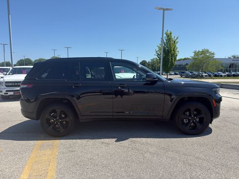 Used 2022 Jeep Grand Cherokee Altitude AWD/4WD image 4