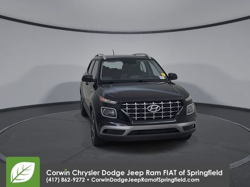 Used 2025 Hyundai Venue SEL FWD image 4