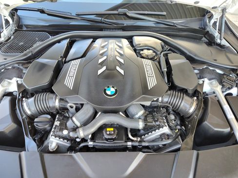Used 2022 BMW 750i xDrive w/ Executive Package image 9