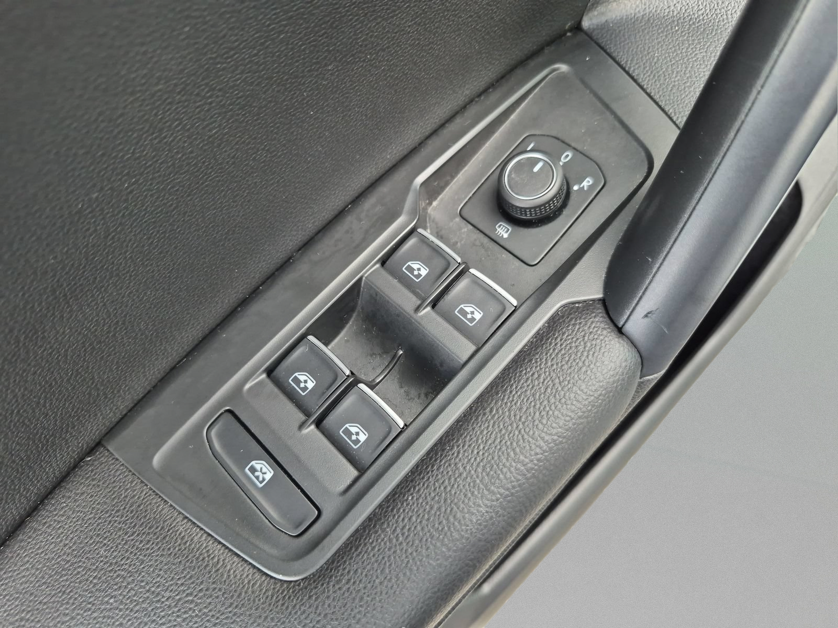 Used 2021 Volkswagen Tiguan SE w/ Panoramic Sunroof Package FWD image 16
