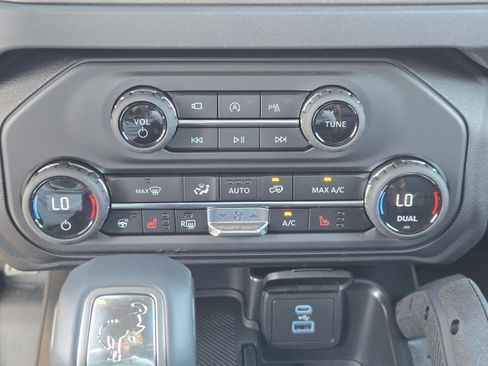 New 2025 Ford Bronco Badlands image 14