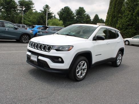 Used 2025 Jeep Compass Latitude w/ Sun & Sound Group AWD/4WD image 34