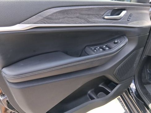 Used 2023 Jeep Grand Cherokee Limited AWD/4WD image 19