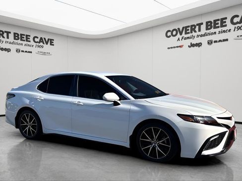 Used 2023 Toyota Camry SE image 12