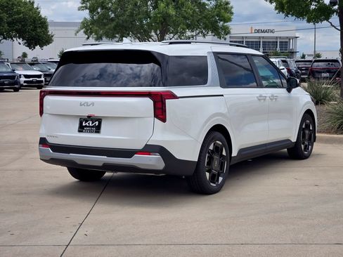 New 2026 Kia Carnival EX FWD image 4