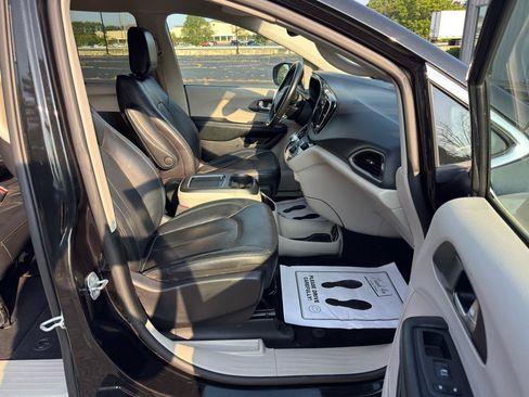 Used 2021 Chrysler Pacifica Touring-L FWD image 14