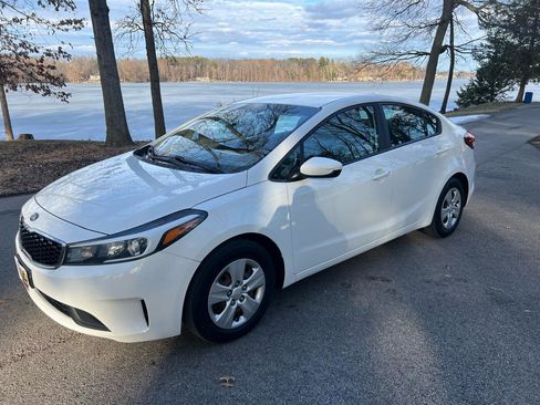 Used 2018 Kia Forte LX image 2