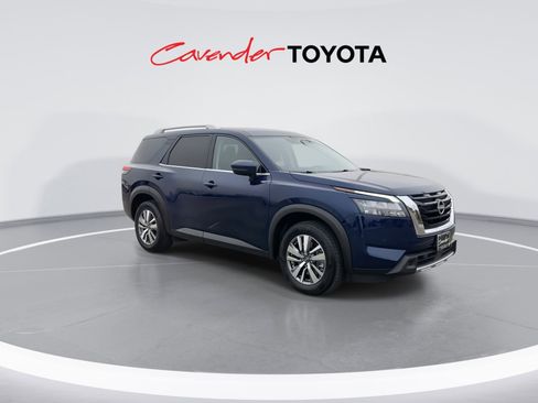 Used 2025 Nissan Pathfinder SL image 2