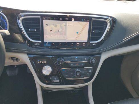 Used 2023 Chrysler Pacifica Limited image 16
