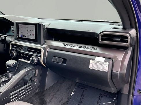 Used 2025 Toyota Tacoma SR5 AWD/4WD image 17