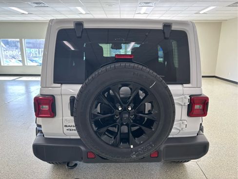 Used 2025 Jeep Wrangler Unlimited Sahara AWD/4WD image 8
