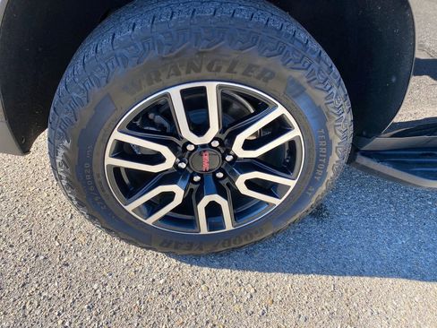 Used 2023 GMC Yukon XL AT4 image 33