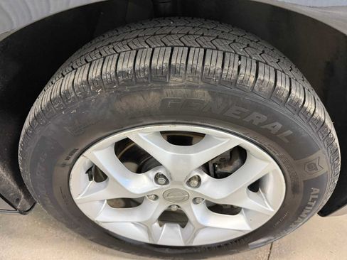 Used 2017 Chrysler Pacifica Touring-L w/ Tire & Wheel Group FWD image 12