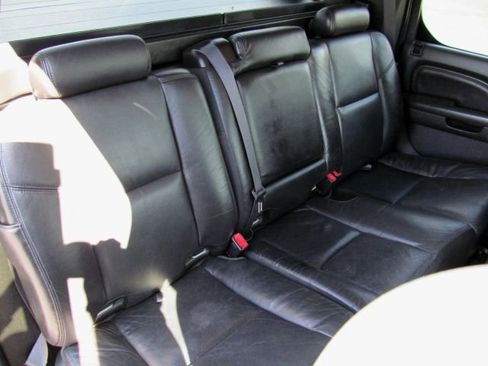 Used 2011 Cadillac Escalade EXT image 19