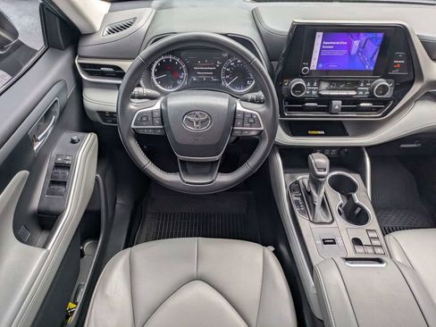 Used 2023 Toyota Highlander XLE FWD image 17