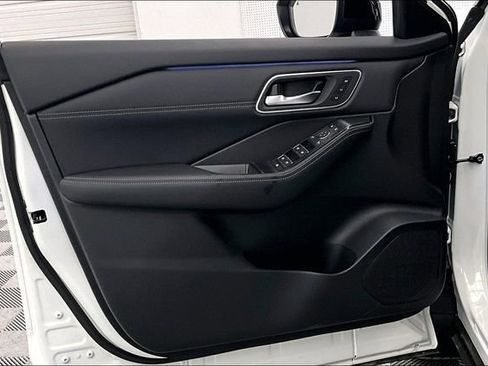 New 2025 Nissan Rogue Platinum w/ Tech Package image 32