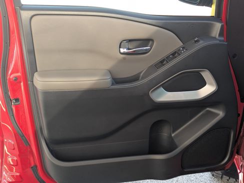 Used 2022 Nissan Frontier SV w/ Technology Package image 11