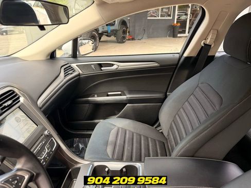 Used 2017 Ford Fusion SE w/ Fusion SE Technology Package FWD image 23