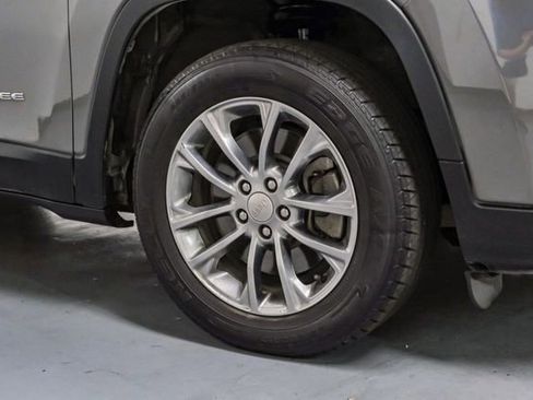 Used 2020 Jeep Cherokee Latitude Plus w/ Comfort/Convenience Group image 50