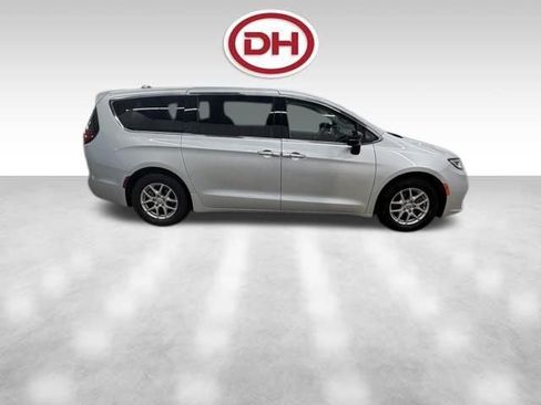 Used 2024 Chrysler Pacifica Touring-L FWD image 2
