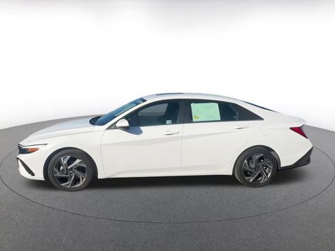 Used 2025 Hyundai Elantra Limited image 9