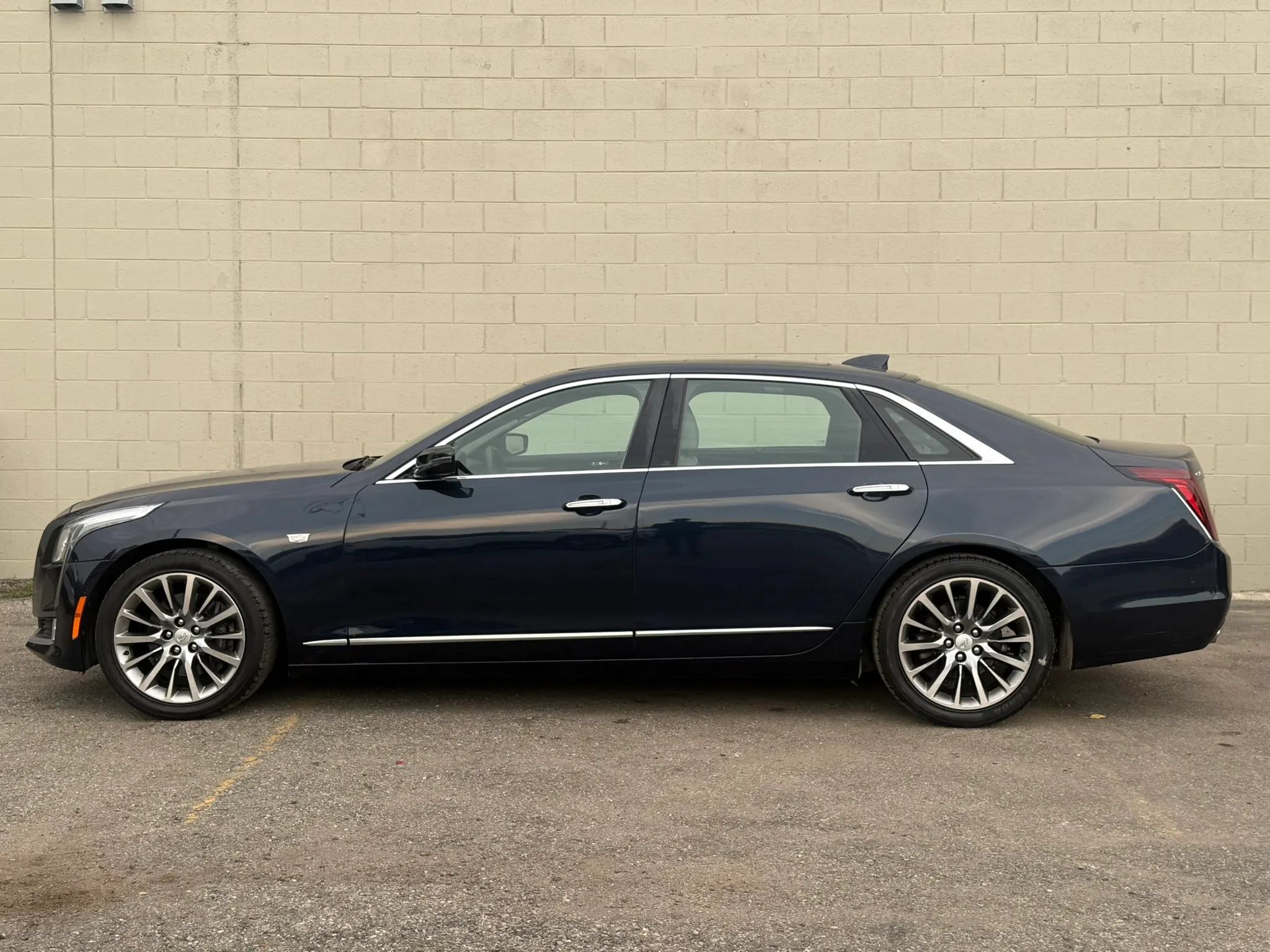Used 2018 Cadillac CT6 Luxury AWD/4WD image 3