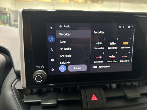 Used 2025 Toyota RAV4 XLE AWD/4WD image 18