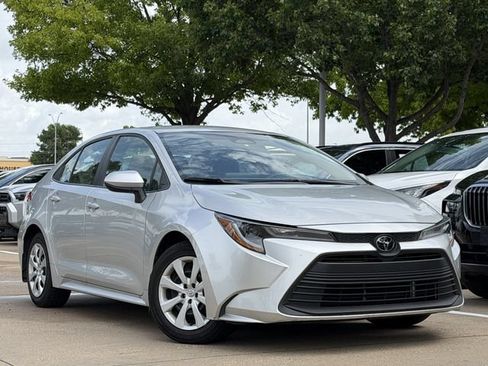 Used 2025 Toyota Corolla LE FWD image 2
